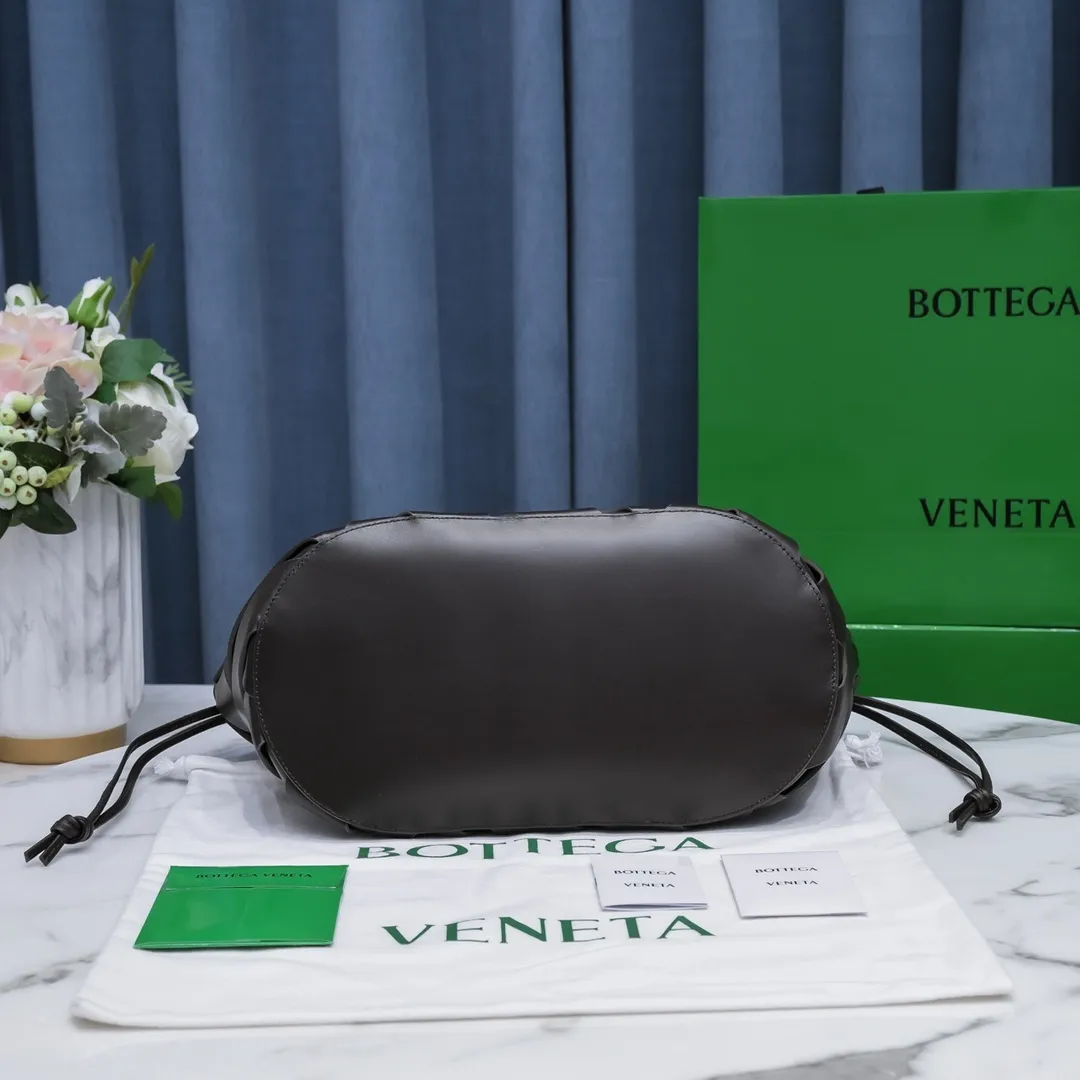 #B家 🔥4042 new autumn and winter styles are here! This is a creative handbag that looks super high-end. French calfskin scissor handbag. The inner bag can be actively used separately. Paper nylon drawstring bag. Magnetic handle opening and closing makes the whole bag calm and practical. Innovative concepts and classics coexist, making you feel the modern realm of art and elegance. Size 31x30.5x17.5, model: 6610#